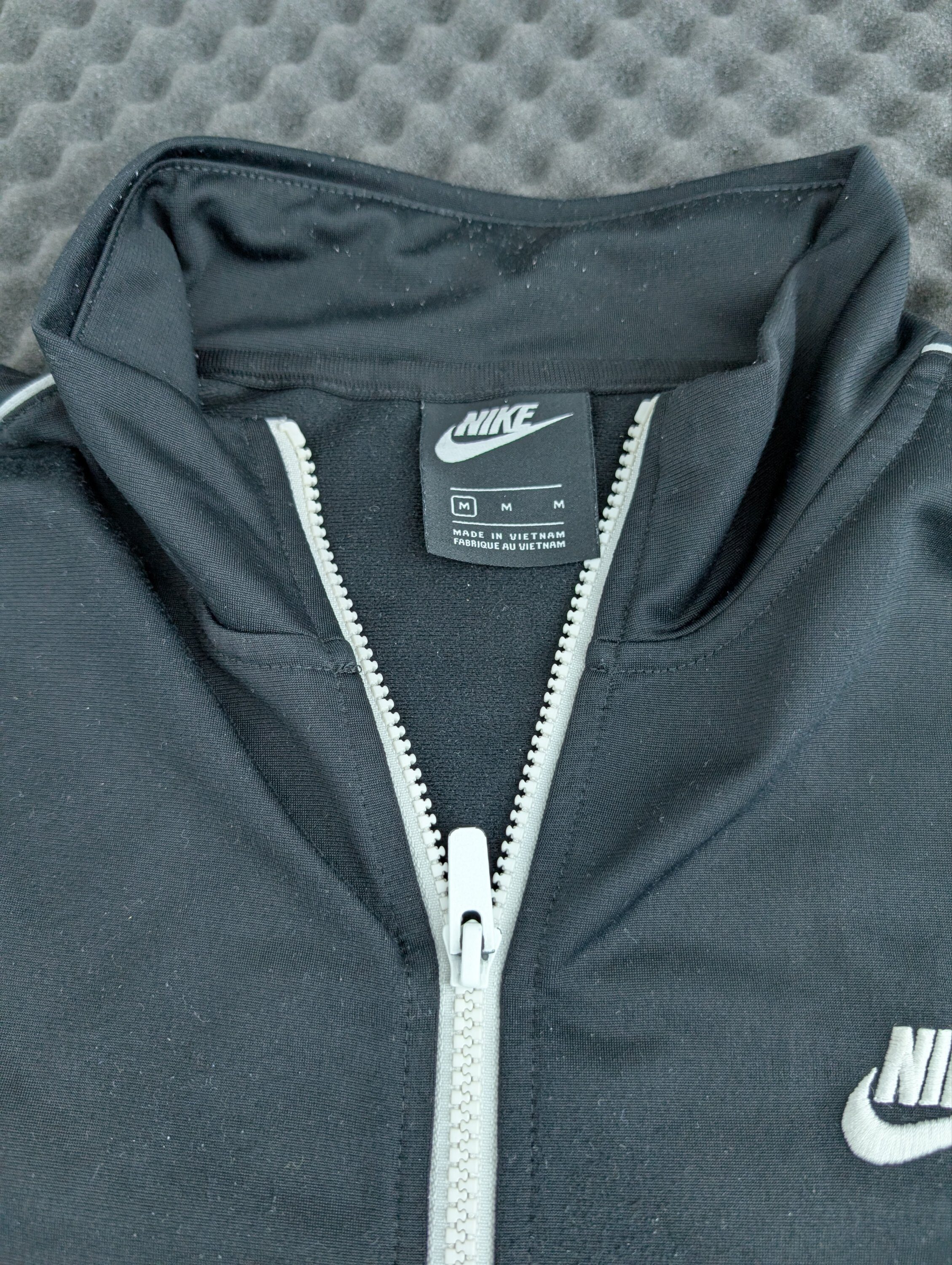 Nike Trainingsjacke Schwarz / Track Jacket mit weißem Reißverschluss Gr. M – Bild 4