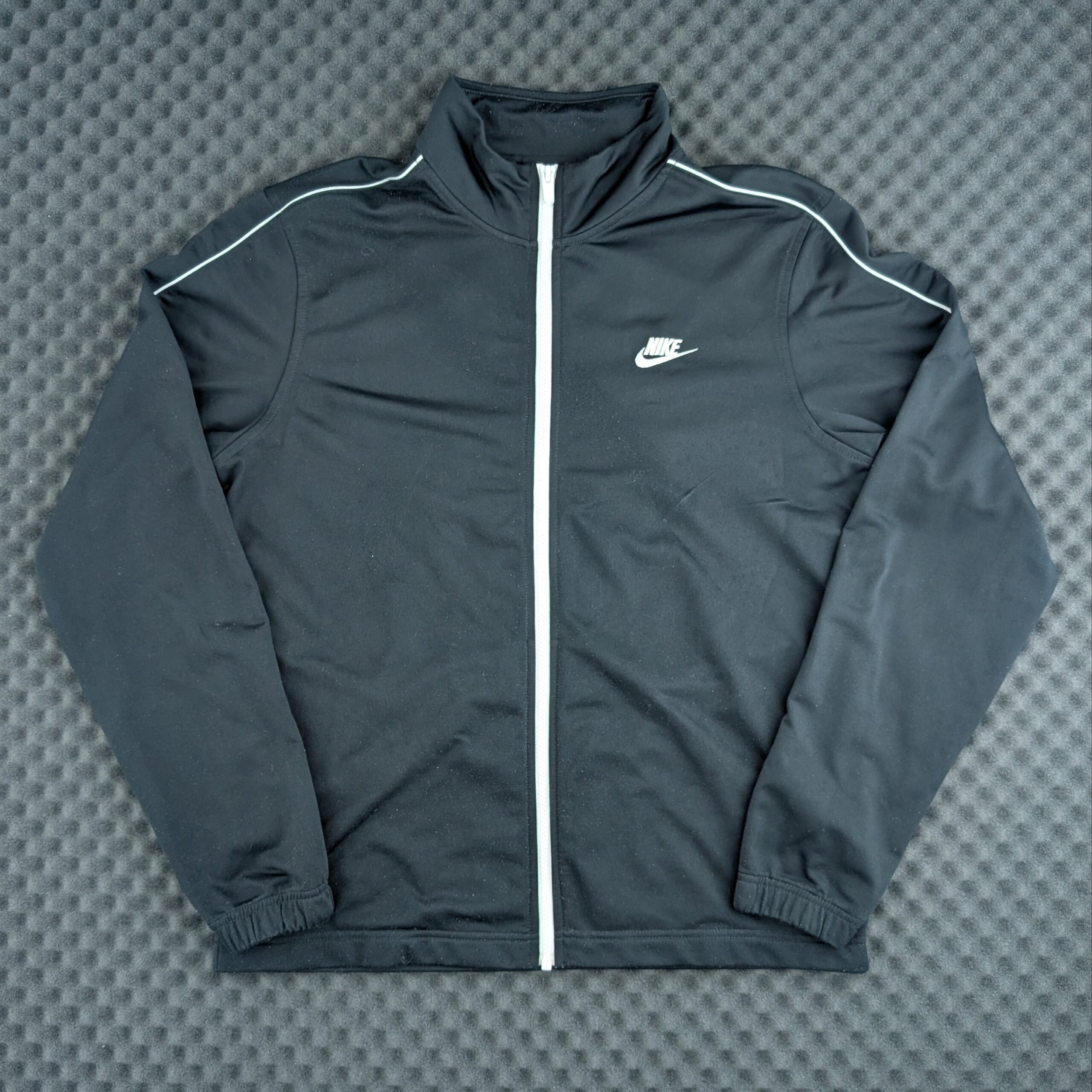 Nike Trainingsjacke Schwarz / Track Jacket mit weißem Reißverschluss Gr. M